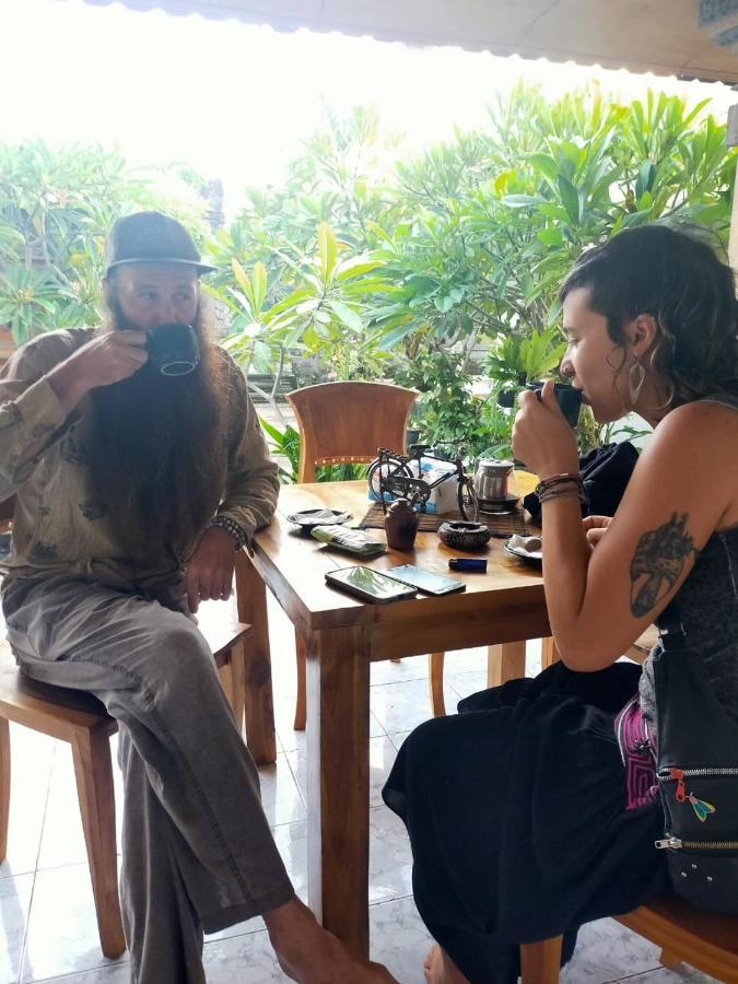 Serongga Guest House Lebih Eksteriør bilde